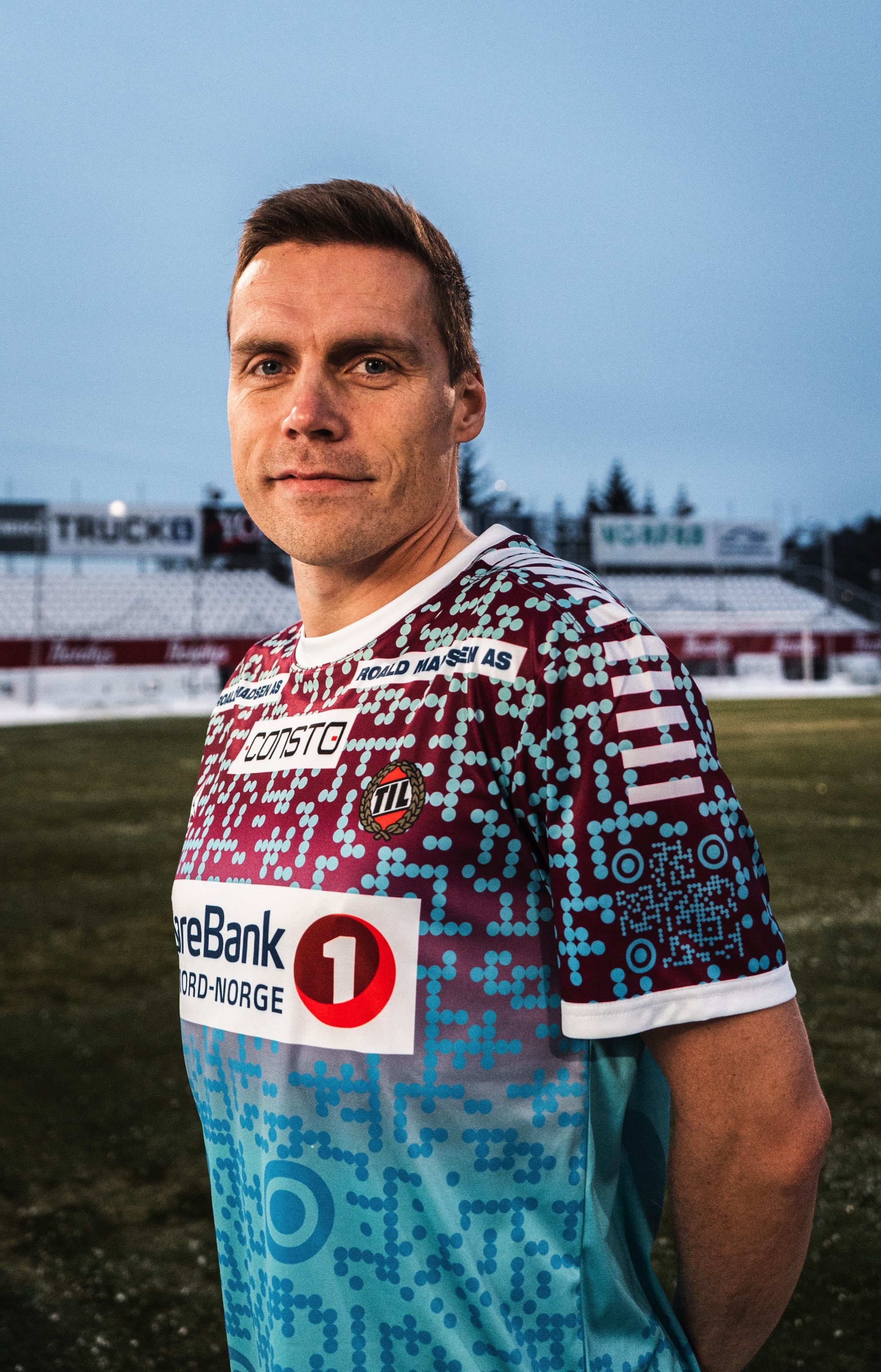 Bilde av kaptein i Tromsø IL Ruben Yttergård Jenssen i den nye tredjedrakten med QR kode Foto William Frantzen