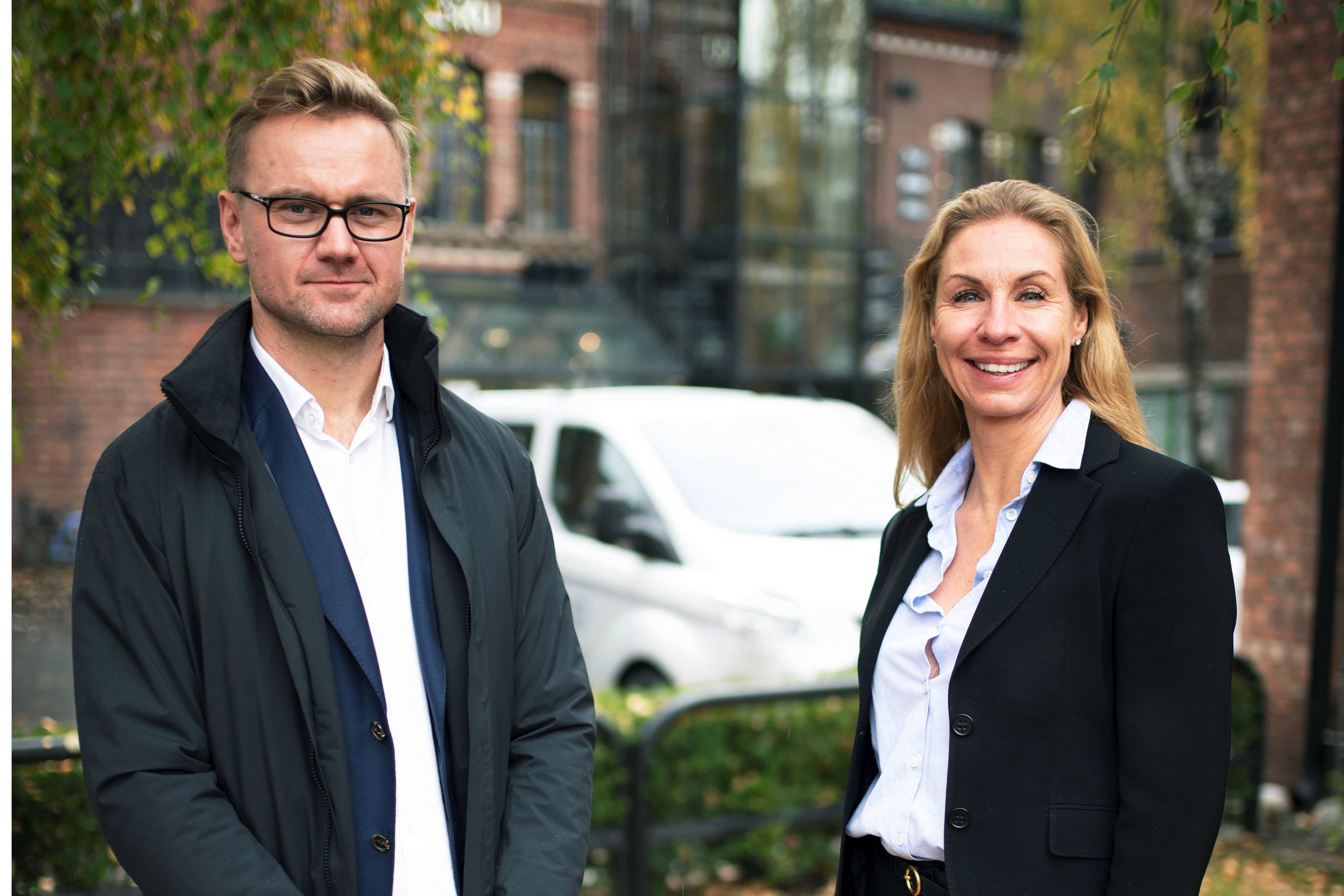 Fra venstre daglig leder i Knowit Experience Oslo Amund Brandsrud daglig leder i Creuna Norge Birgitte Feginn Angelil Foto Knowit