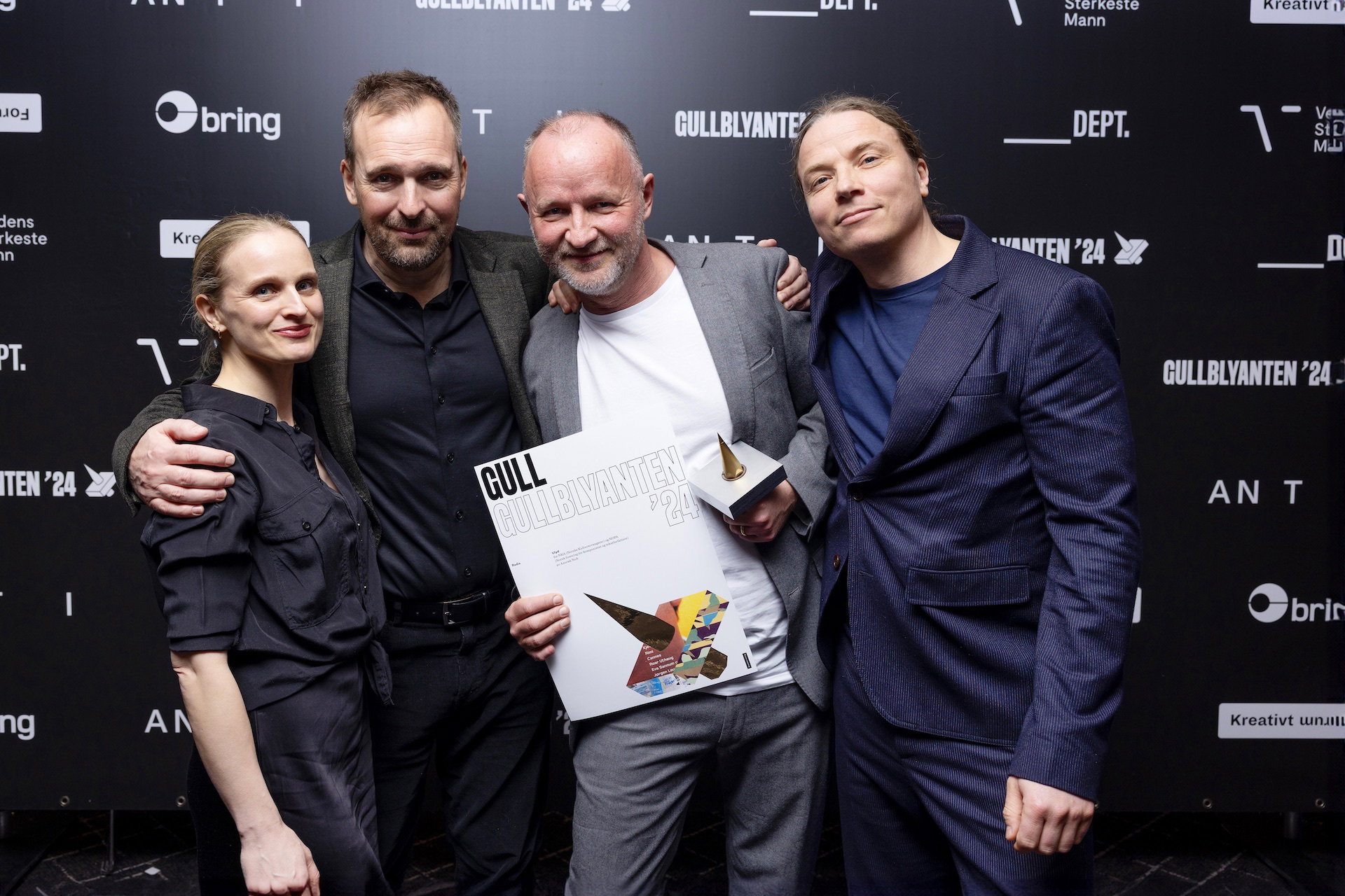 Gull radio vegg