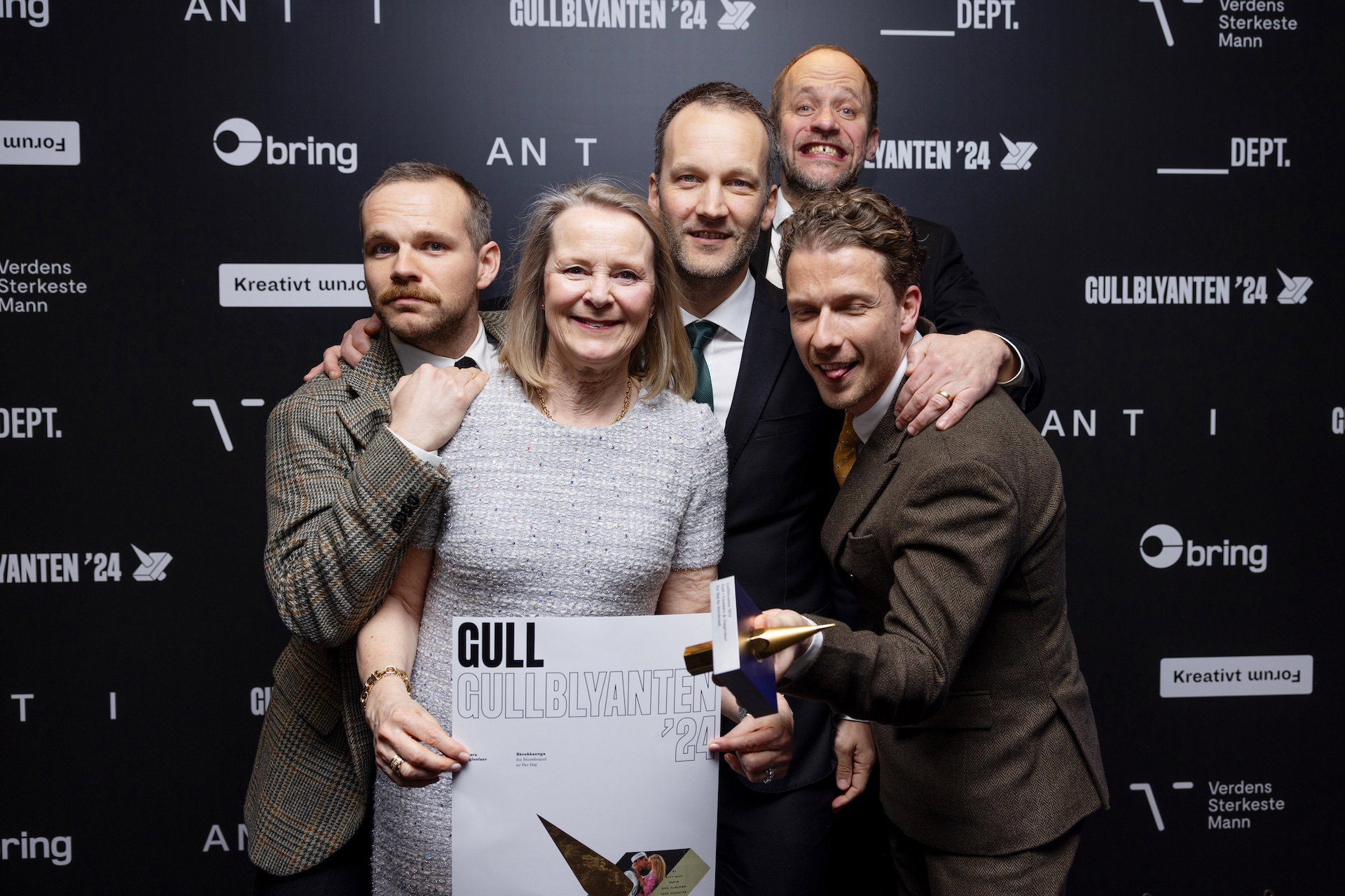 Skrekksenga gull vegg
