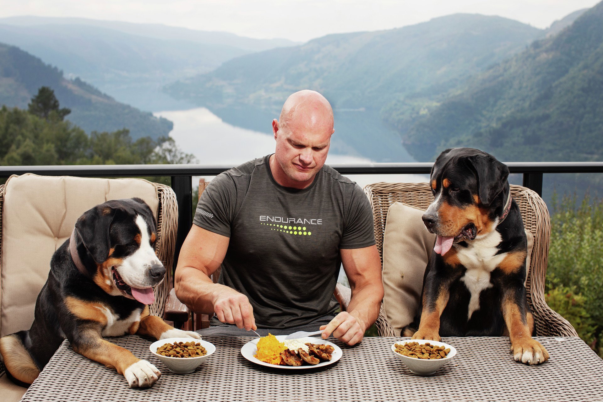 Trengereid 20200813 Mat Prat det norske middagsm Œltidet Lars R rbakken og hundene spiser hjort og hundefor p Œ Trengereid utenfor Bergen Foto Andrea Gjestvang MP 80685 1920 Foto Andrea Gjestvang