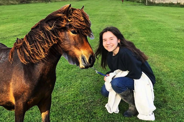 Elise med ponni