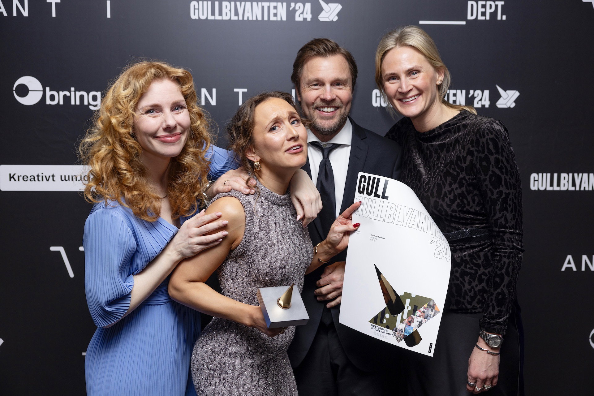 Pol gull vegg